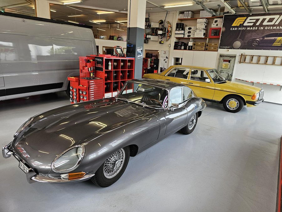 oldtimer-jaguar-e-type-front-2.jpg